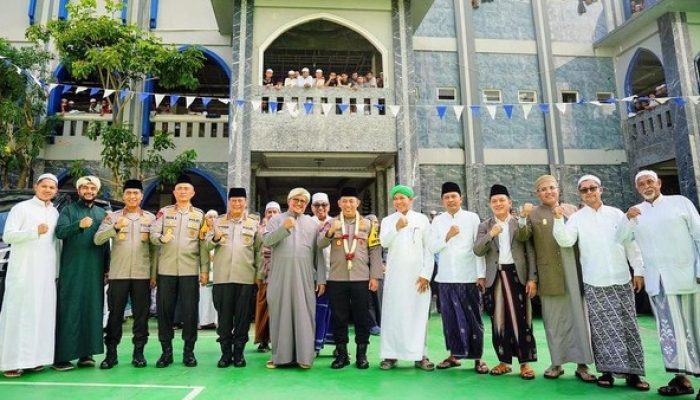 Pastikan Masyarakat Berpartisipasi di Pemilu, Kapolri Silaturahmi di Dua Pondok Pesantren di Pasuruan