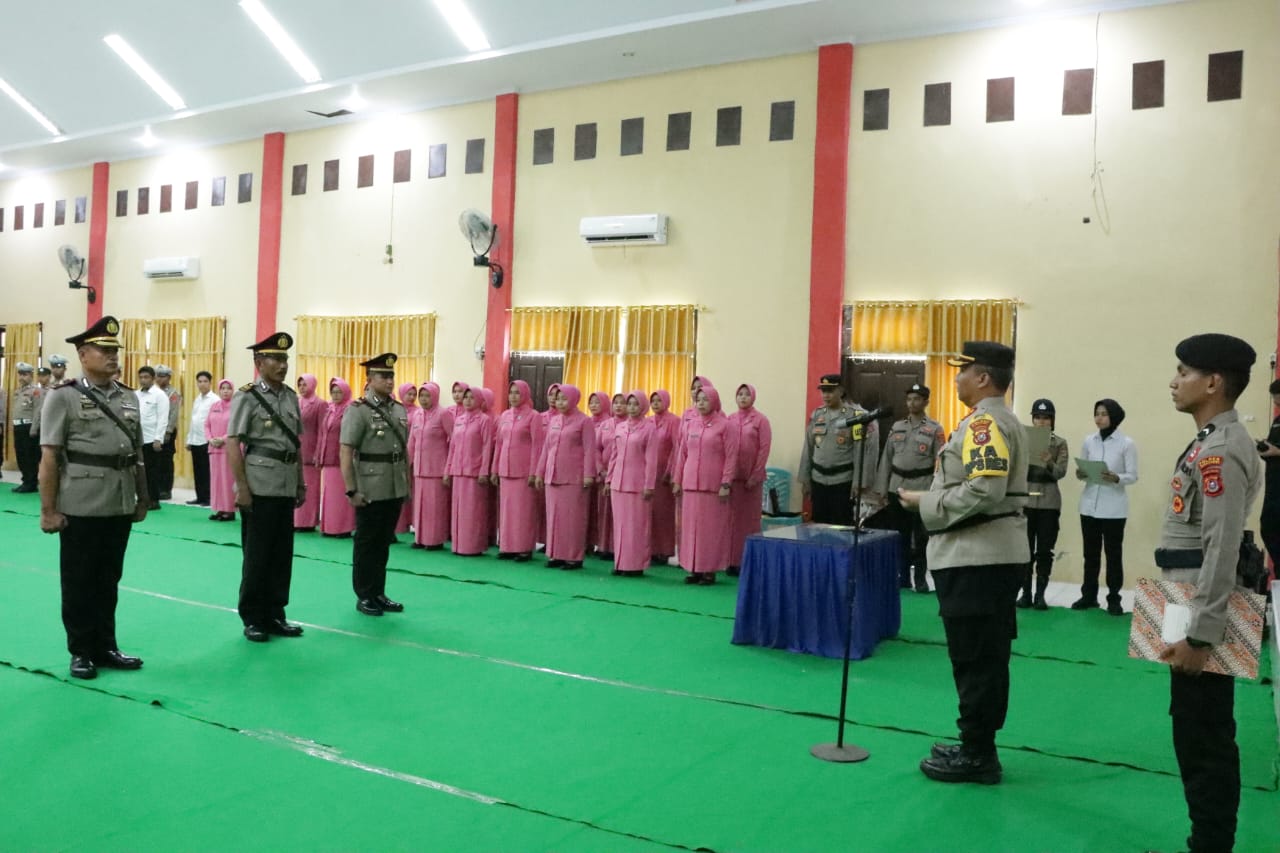 Kapolres Wakatobi AKBP Dodik Tatok Subiantoro SIK Pimpin Pelaksanaan Sertijab Kabag Ren dan Kasi Humas Polres Wakatobi