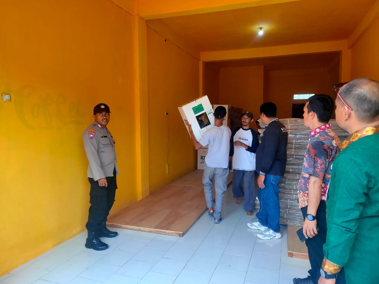 Personel Polres Wakatobi Saat Melakukan Pemantauan Proses Pemindahan dan Perakitan Kotak Suara