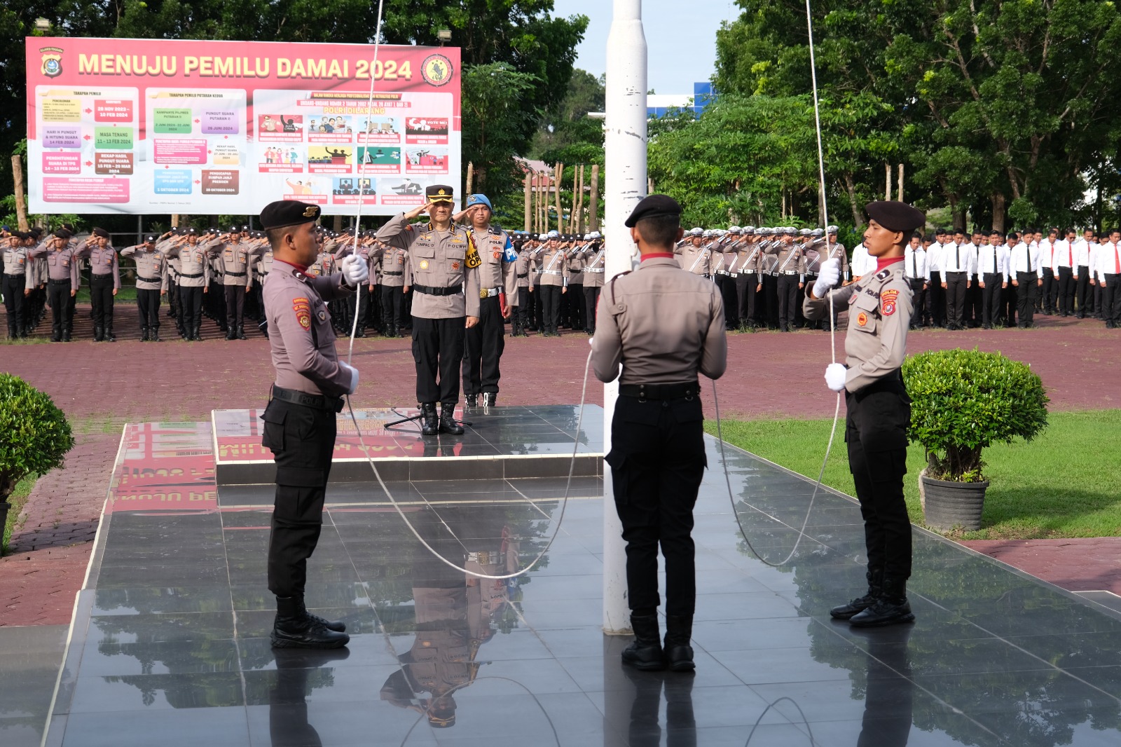 Upacara Bulanan Polda Sultra, Ini Penekanan Irjen Pol Drs. Teguh Pristiwanto Kepada Personel