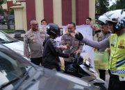 Biro SDM Polda Sultra Gelar Pembagian Takjil di Depan Mapolda