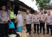 Bantu Korban Banjir, Karo SDM Polda Sultra Salurkan Bantuan Sosial di Asrama Polsek Kemaraya