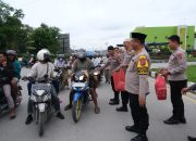 Personel Dit Pamobvit Polda Sultra Berbagi Takjil di Bundaran Adibahasa