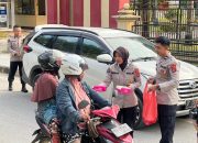 Bidhumas Polda Sultra Berbagi Takjil di Depan Mako