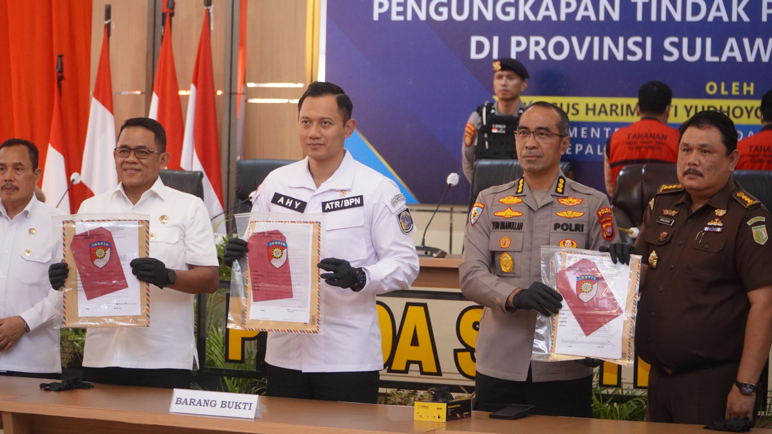 Menteri Agraria dan Tata Ruang (ATR) Kepala Badan Pertanahan Nasional (BPN) H. Agus Harimurti Yudhoyono, M.Sc., M.P.A., M.A (tengah)