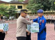 Apel Pagi Polda Sultra Menyambut Lebaran Idul Fitri, Kapolda Sultra Berikan Paket Lebaran