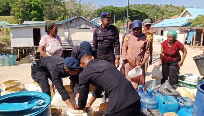 Batalyon A Pelopor Brimob Sultra Distribusikan Ribuan Liter Air Bersih kepada Warga Terdampak Kekeringan di Soropia