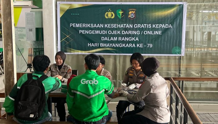 Bid Dokkes Polda Sultra Gelar Pemeriksaan Kesehatan Gratis untuk Pengemudi Ojek Online dalam Rangka Hari Bhayangkara ke-79